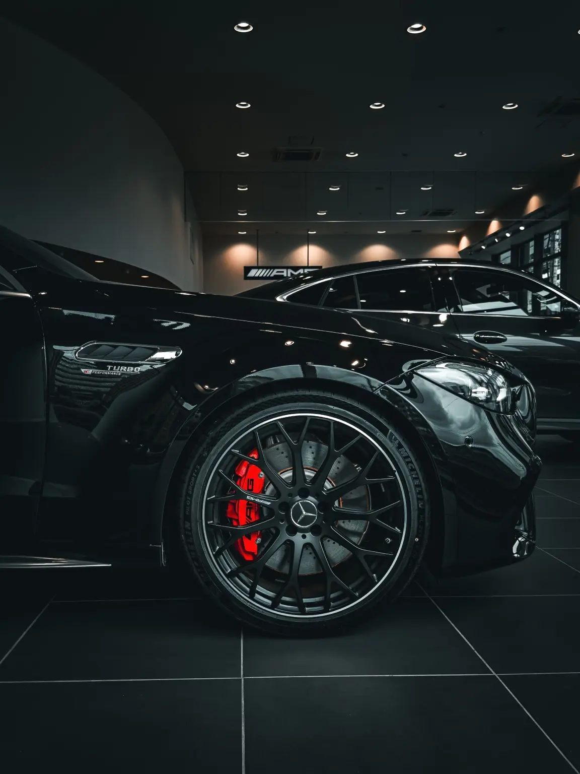 Detalle de un Mercedes-AMG en un showroom premium